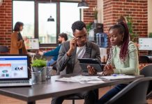 Pourquoi le roll up reste l’outil incontournable des entreprises Pourquoi le roll up reste l'outil incontournable des entreprises