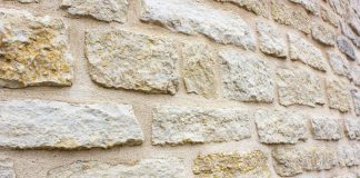 Enduit imitation pierre : comment l’utiliser pour vos murs et façades ?