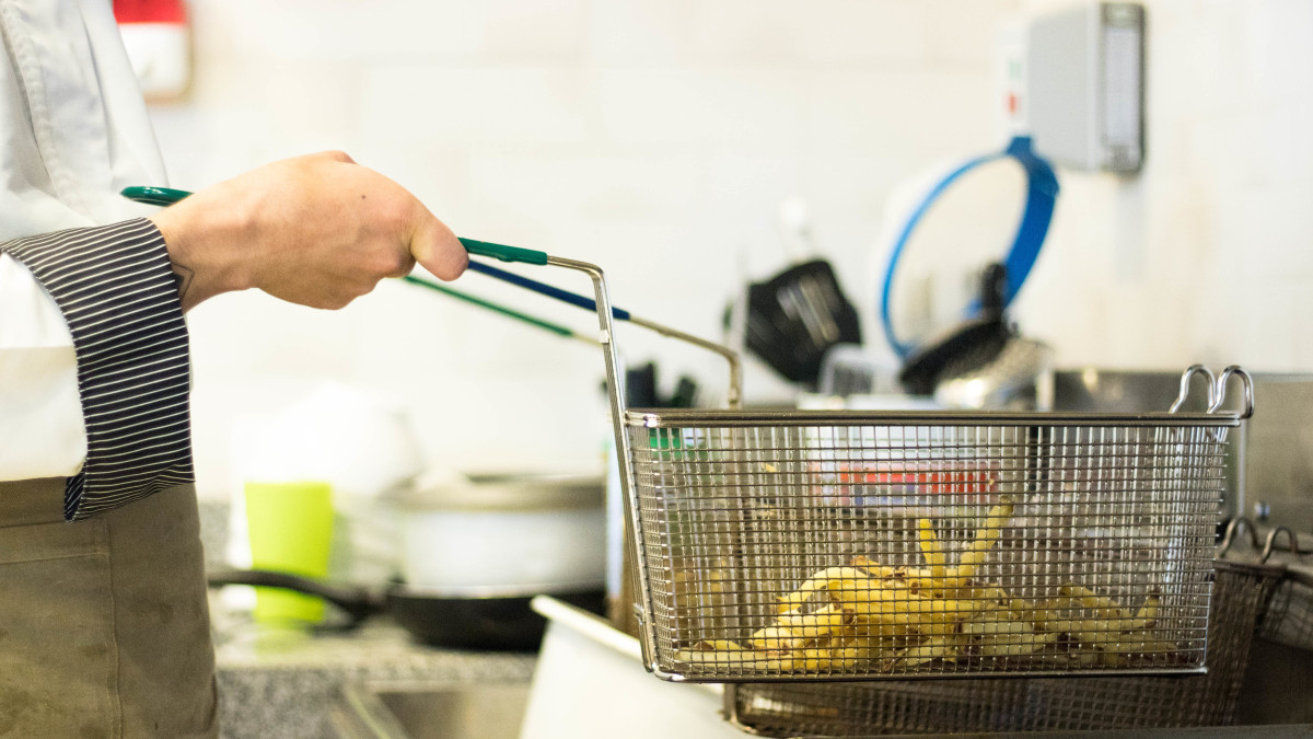 cuisinier qui fait des frites en restauration