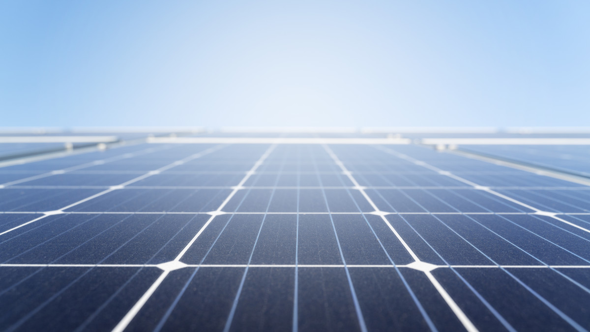 plusieurs panneaux solaires installés sur un toit
