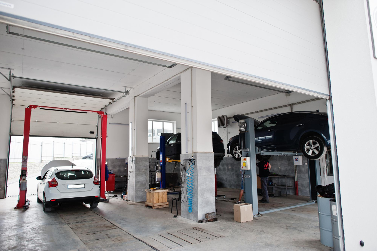 Levage de voitures en cours d'entretien dans une station-service de garage