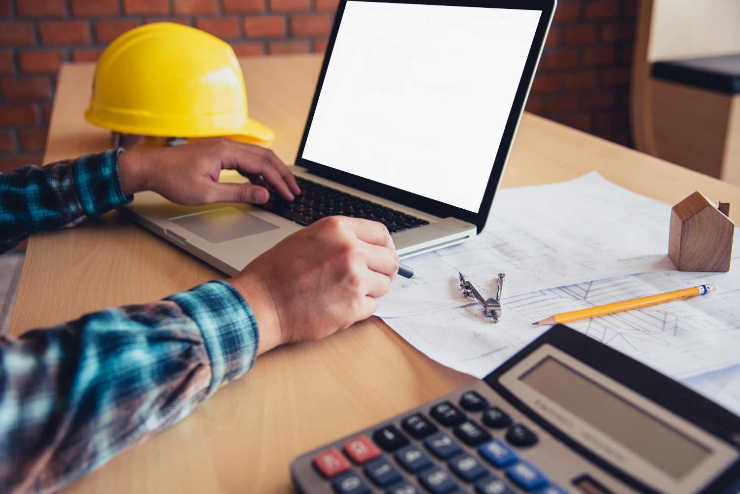 L'ingénieur a travaillé sur l'ordinateur portable pour réaliser la facturation électronique