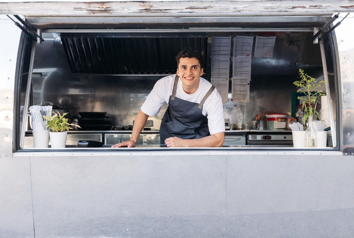 Portrait d'un jeune propriétaire de food truck qui attend des clients