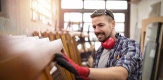 Pourquoi la menuiserie en bois séduit encore les propriétaires ?